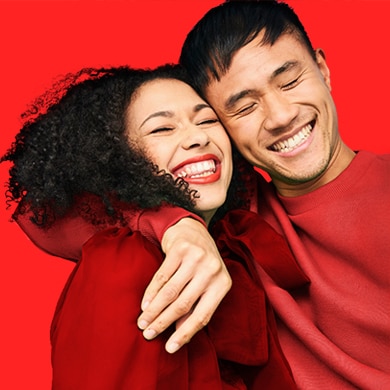 Người phụ nữ trẻ cười rạng rỡ, khoe hàm răng trắng sáng