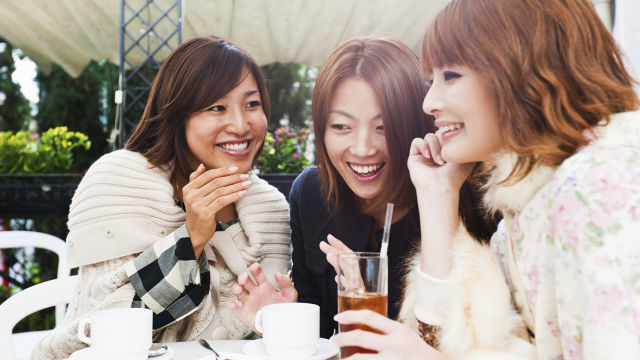 Ba người phụ nữ đang trò chuyện.