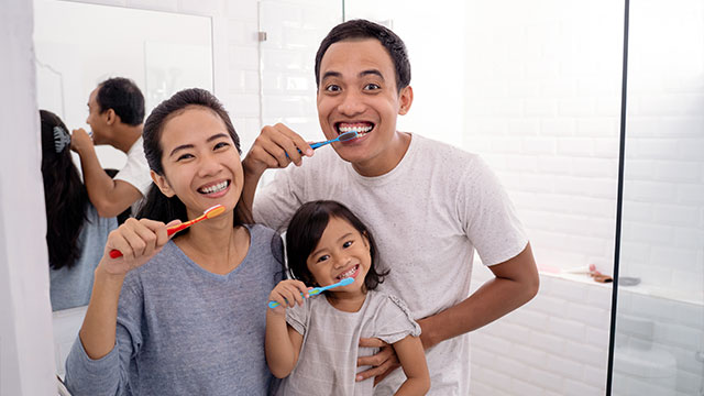 Chải Răng Với Trẻ Độ Tuổi Tập Đi: Làm cách nào để tôi có thể giúp bé con 2 tuổi của mình tập chải răng?