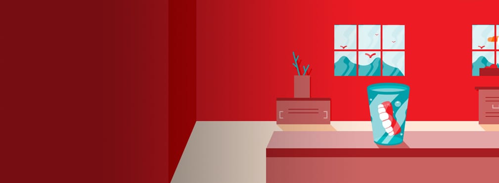 răng giả trong cốc ở trên bàn răng giả trong cốc ở trên bàn