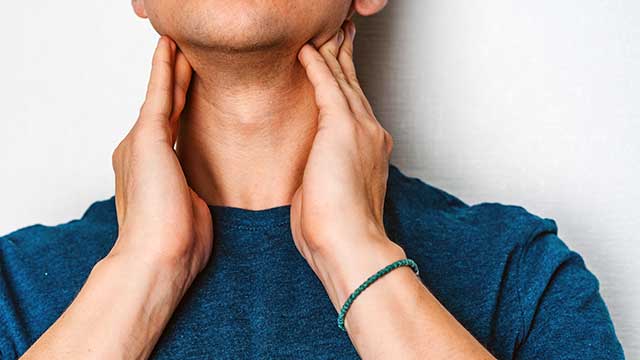 Nguyên nhân và cách điều trị nhiệt lưỡi đau họng - colgate
