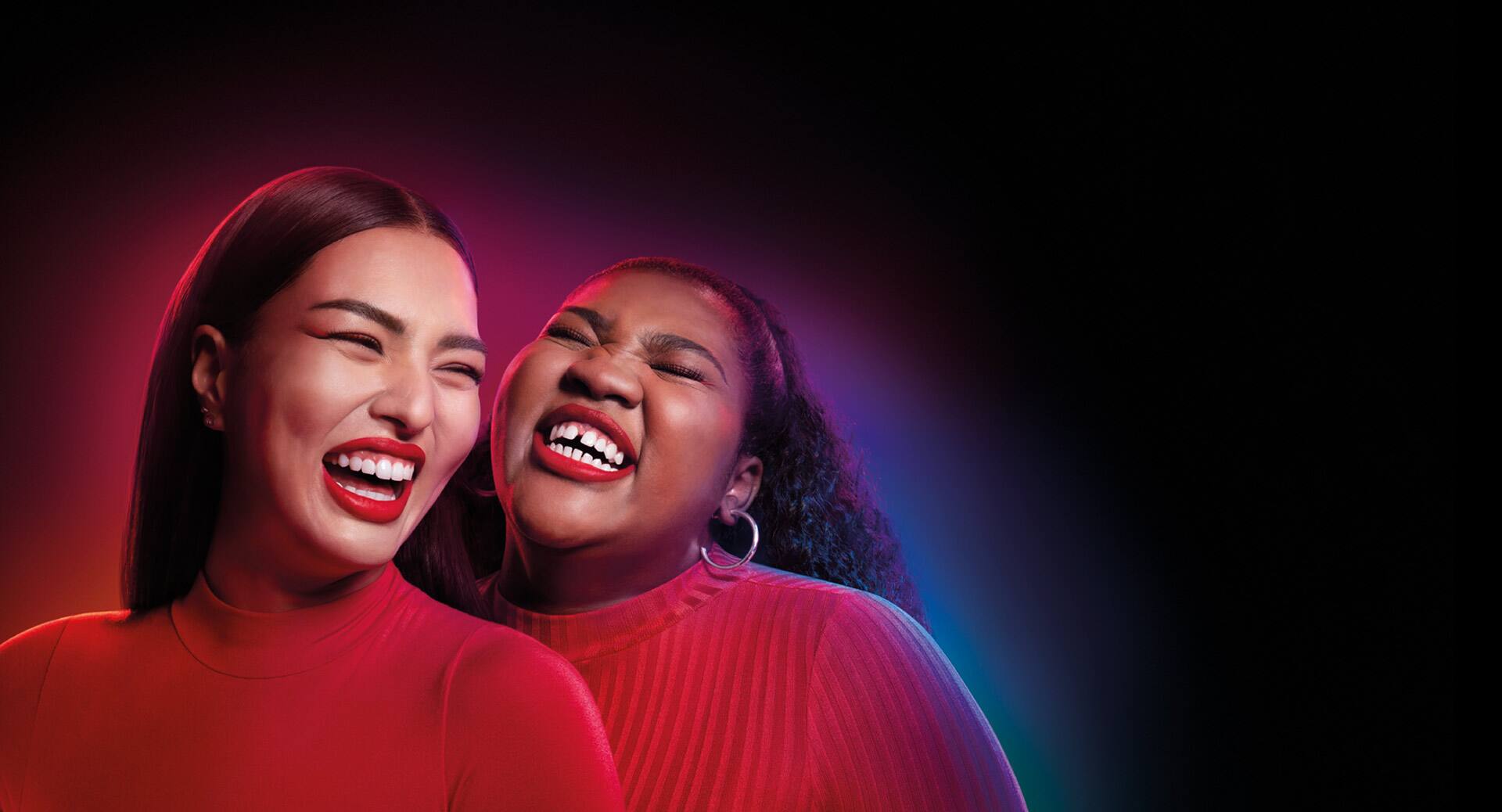 Ann và Suzie - Cười rạng ngời nét riêng; hình ảnh sử dụng cho sản phẩm làm trắng răng Colgate 