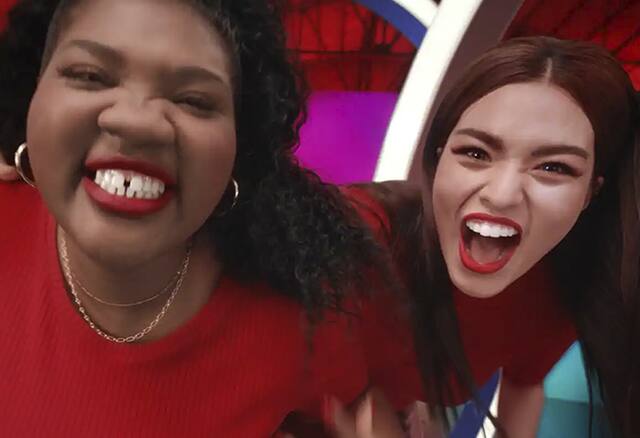 Suize and Ann cười tự tin trước camera; hình ảnh để giới thiệu sản phẩm làm trắng tốt nhất của Colgate
