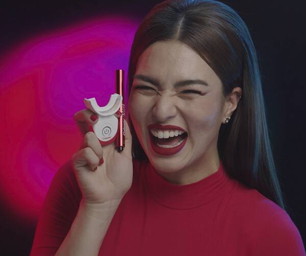 Ann cười rạng rỡ với Bộ dụng cụ làm trắng răng Colgate gồm thiết bị chiếu ánh sáng Indigo và bút làm trắng Ann cười rạng rỡ với Bộ dụng cụ làm trắng răng Colgate gồm thiết bị chiếu ánh sáng Indigo và bút làm trắng