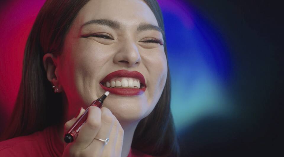 Ann sử dụng bút làm trắng răng Colgate Optic White O2 Ann sử dụng bút làm trắng răng Colgate Optic White O2