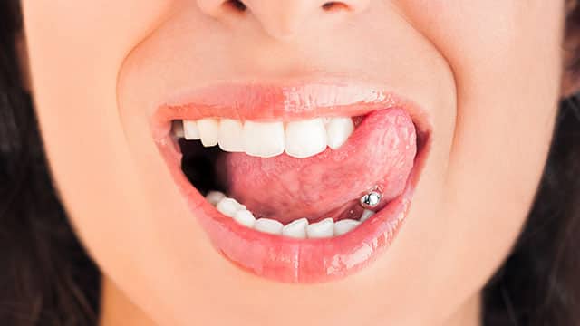 Tác Động của Xõ Khuyên Lưỡi Đến Sức Khỏe Răng Miệng | Colgate®