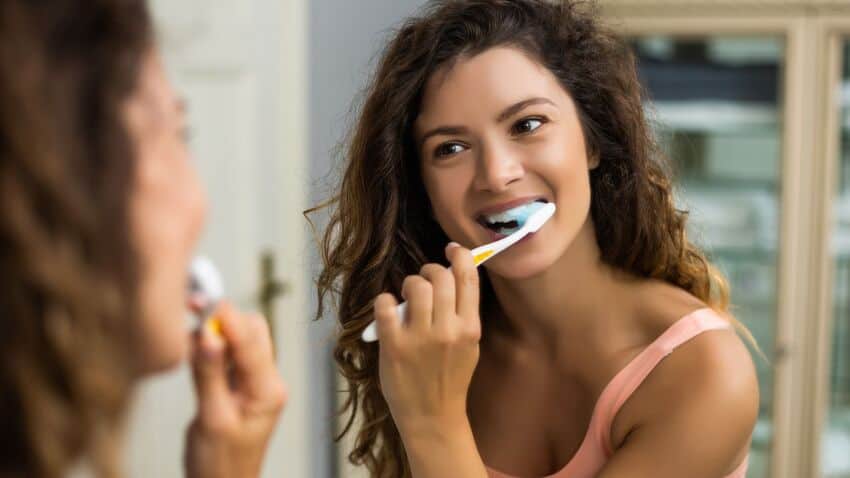 Đánh răng đúng cách giúp hàm răng khỏe mạnh và cải thiện tình trạng nướu