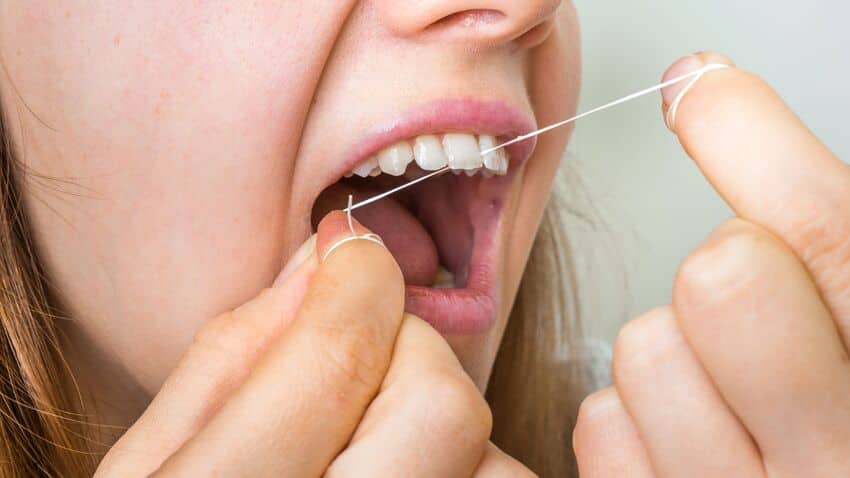 Hướng dẫn dùng chỉ nha khoa để vệ sinh răng miệng