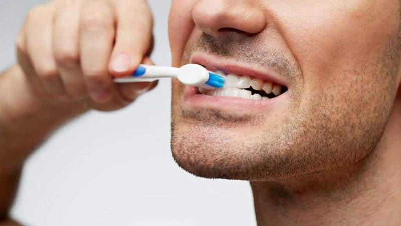 Đánh răng quá mạnh sẽ khiến răng bị tổn thương
