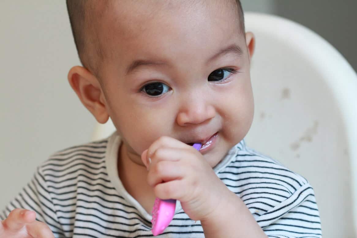 Có nên dùng gel giảm đau cho bé mọc răng - colgate