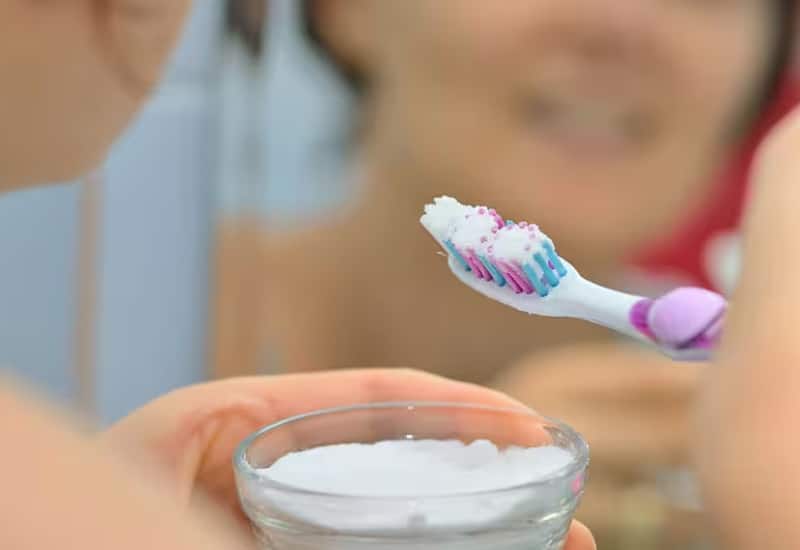 Cách làm trắng răng bị ố vàng lâu năm tại nhà bằng muối