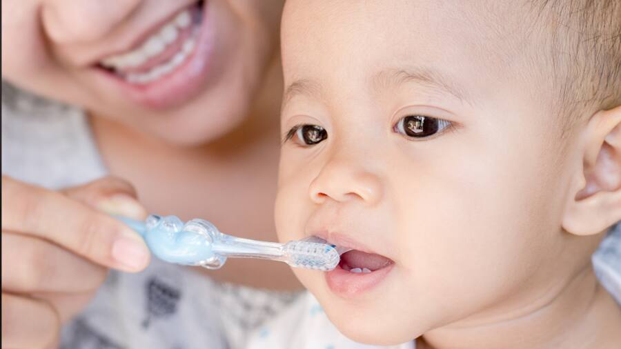 Hướng dẫn bắt đầu chải răng cho trẻ nhỏ Hướng dẫn bắt đầu chải răng cho trẻ nhỏ
