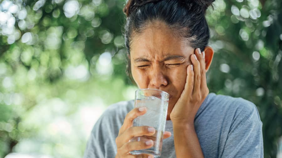 Vì sao uống nước lạnh bị buốt răng - colgate