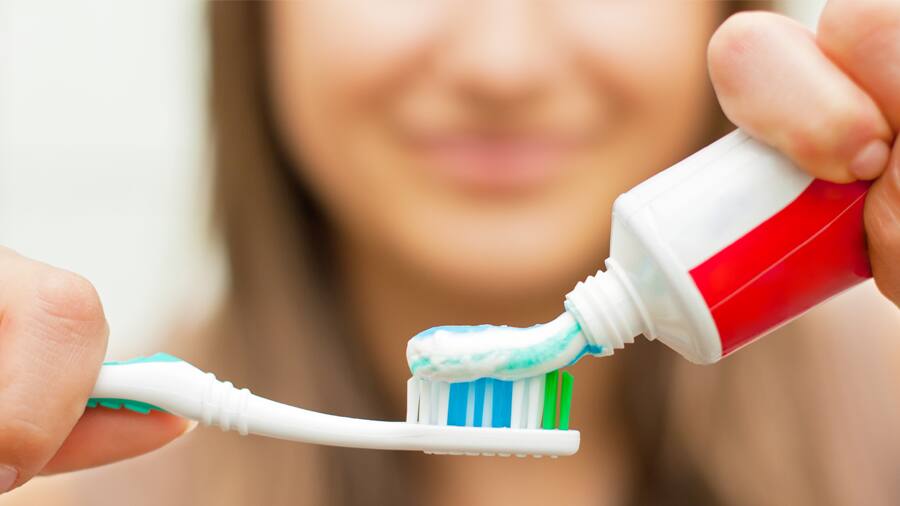 Lưỡi trắng có mùi hôi dẫn đến hôi miệng - colgate Lưỡi trắng có mùi hôi dẫn đến hôi miệng - colgate
