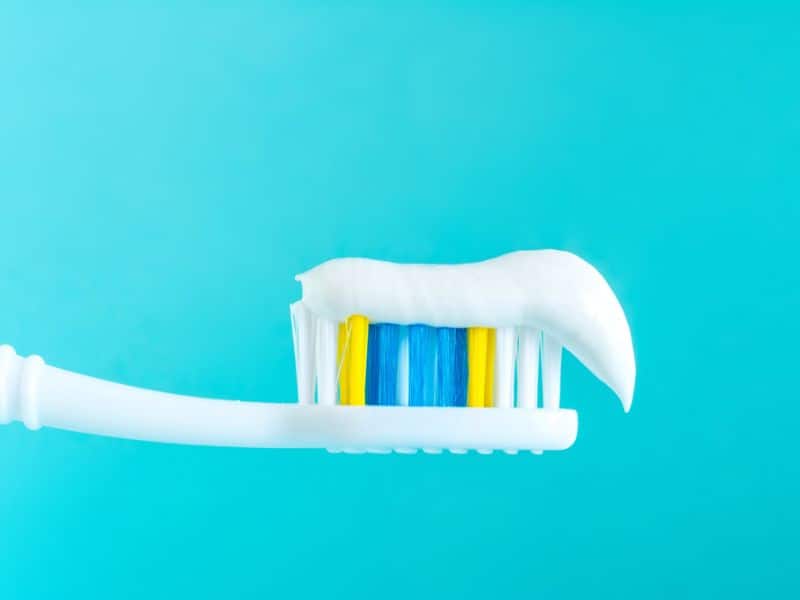 Fluor trong kem đánh răng giúp răng chắc khỏe, ngăn ngừa sâu răng