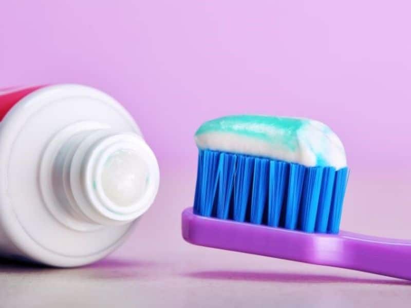 Dùng kem đánh răng có Fluor theo đúng hướng dẫn sử dụng 