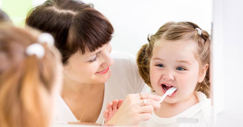 Nên tập đánh răng cho bé từ sớm