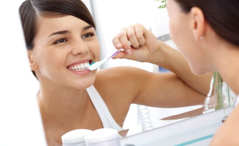 Vệ sinh răng miệng đúng cách là cách trị hôi miệng từ dạ dày