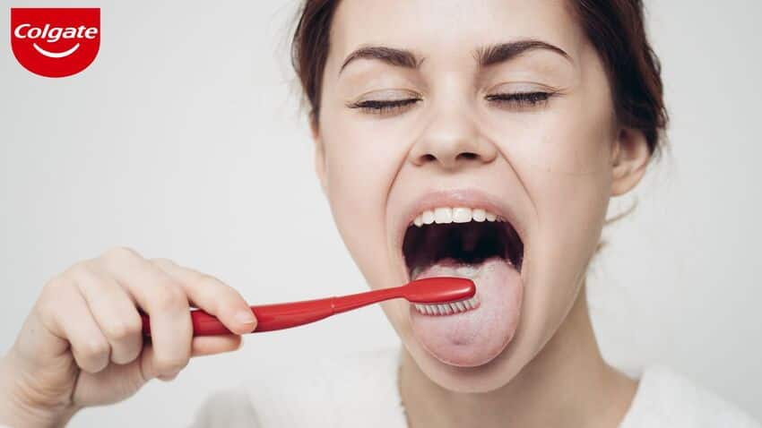 Dùng bàn chải đánh răng vệ sinh lưỡi