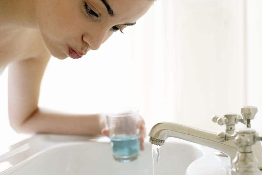 Dùng nước súc miệng chuyên dụng để điều trị lở miệng