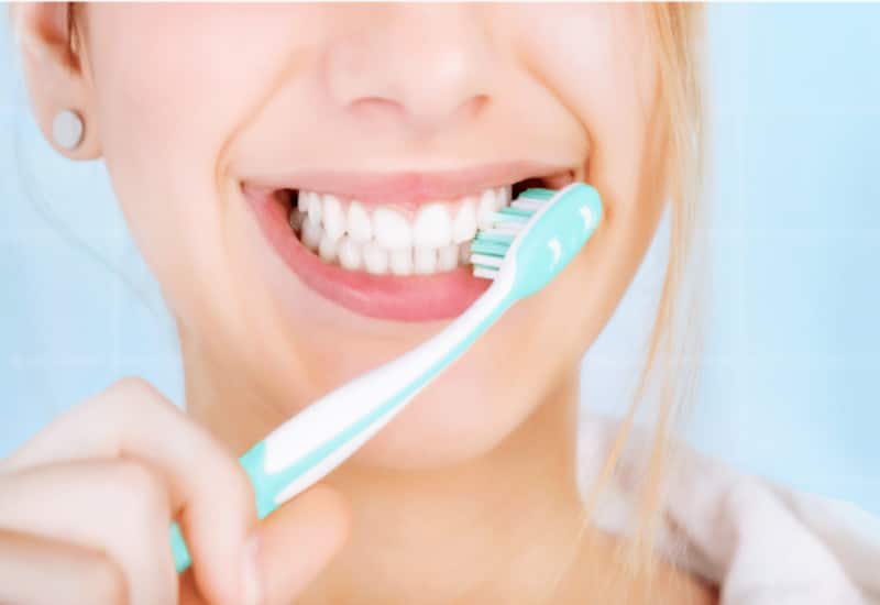 Chăm sóc răng miệng đúng cách mang lại nụ cười rạng rỡ.
