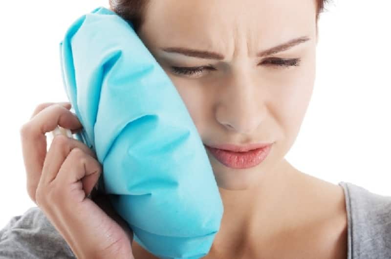 Chườm đá lạnh giảm sưng răng khôn
