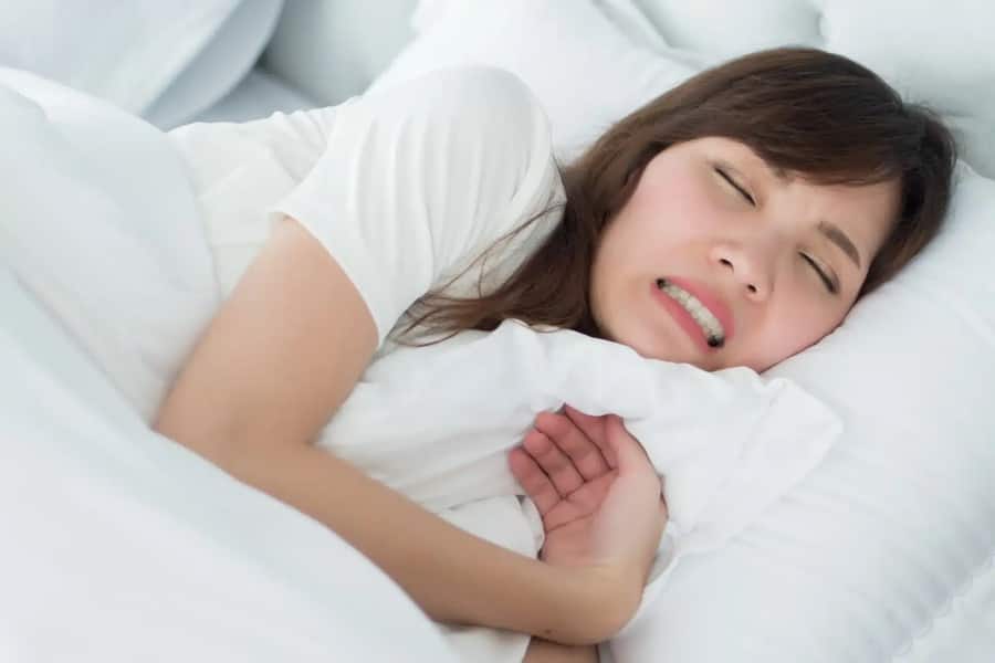 Chứng nghiến răng là tình trạng cắn chặt răng khi ngủ