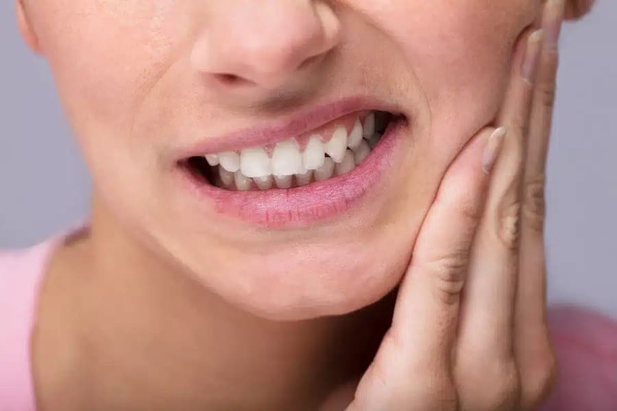 Nghiến răng có thể khiến sai lệch khớp hàm