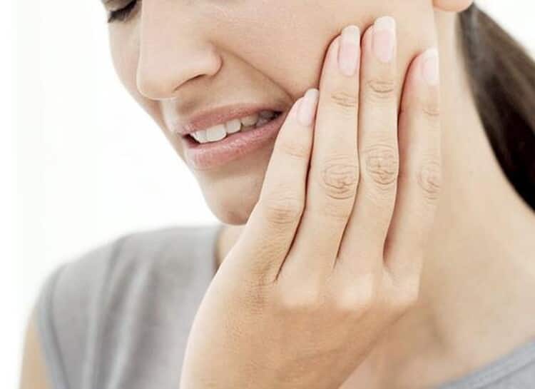 Thói quen ăn uống, nghiến răng, hoặc yếu tố di truyền đều có thể gây ra chứng rối loạn khớp thái dương.