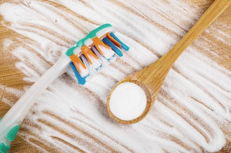 Kết hợp kem đánh răng và baking soda để làm trắng răng