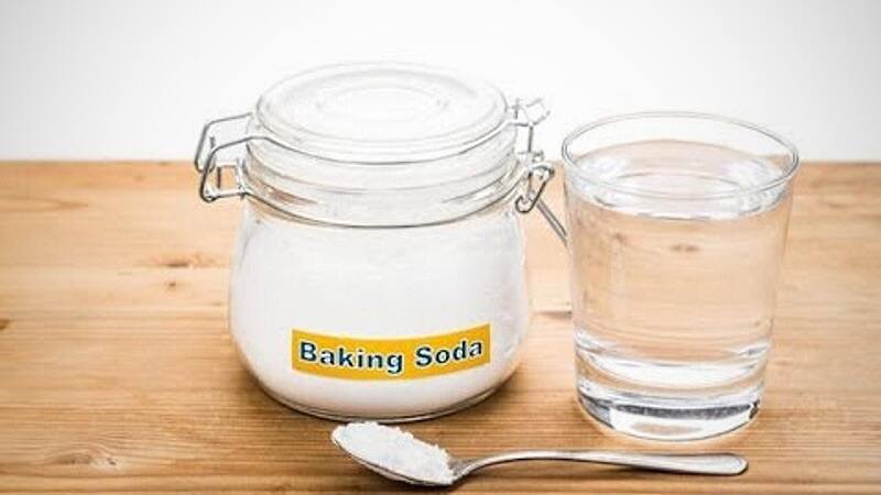 Làm trắng răng bằng baking soda và nước