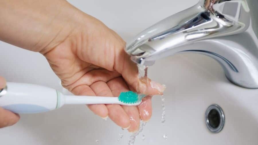 Cách vệ sinh bàn chải đánh răng điện