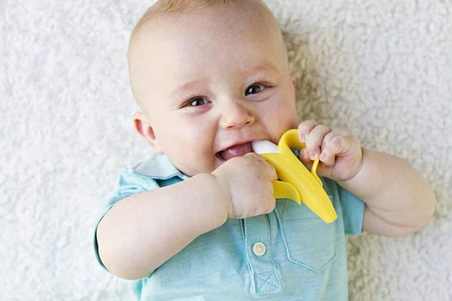Cho trẻ gặm đồ chơi ngậm nướu giúp trẻ giảm đau nướu