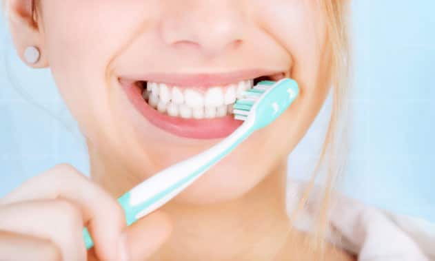 Đánh răng ít nhất 2 lần mỗi ngày để có hàm răng trắng sáng
