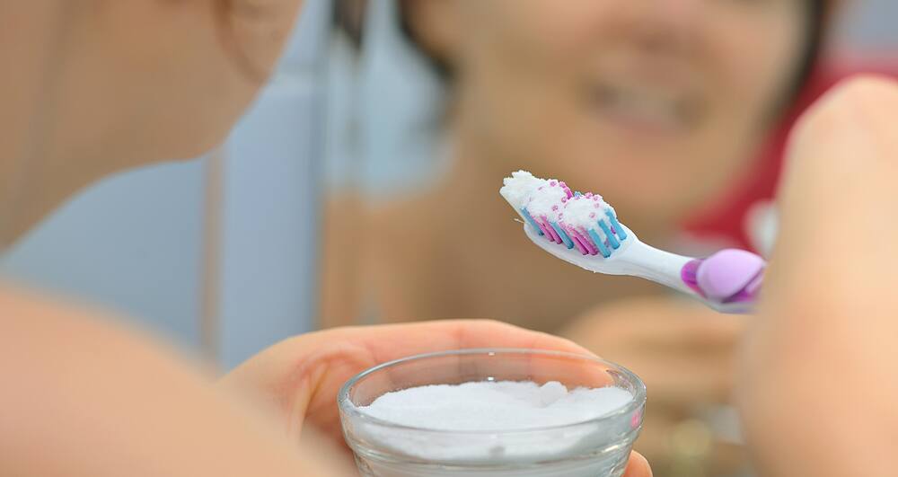 làm trắng răng tự nhiên bằng muối
