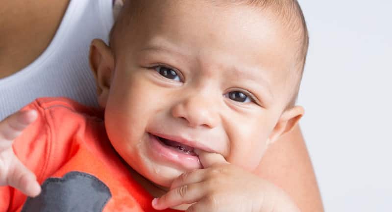 Trẻ thường cắn ngón tay khi chuẩn bị mọc răng