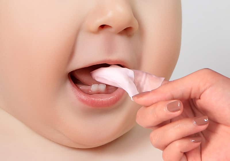 vệ sinh răng miệng cho trẻ mọc răng