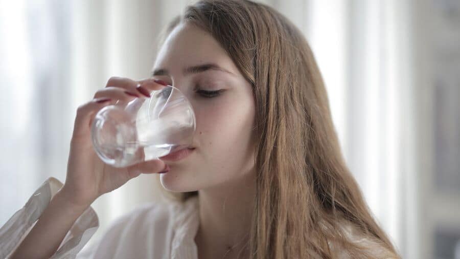 Uống đủ nước để điều trị cổ họng bị khô 