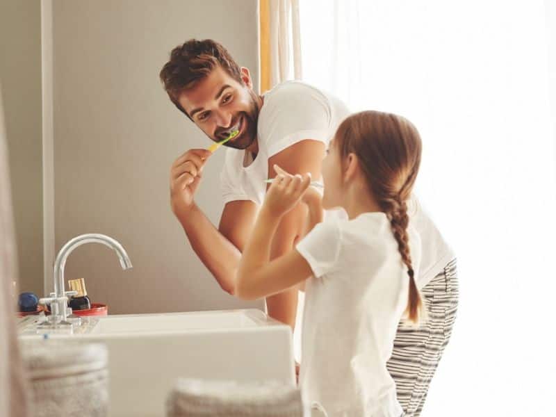Bố/mẹ nên giám sát khi trẻ dùng nước súc miệng hay chỉ nha khoa