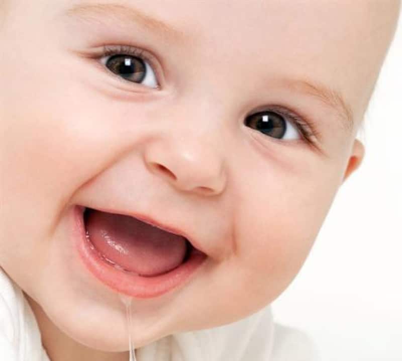 Dấu hiệu trẻ mọc răng dễ thấy