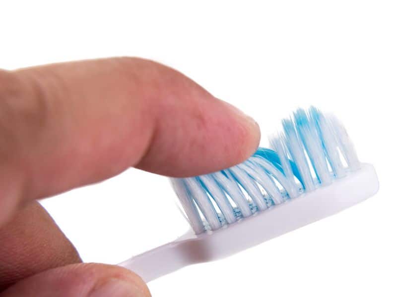 Bàn chải lông mềm không làm tổn thương men răng và nướu khi chải