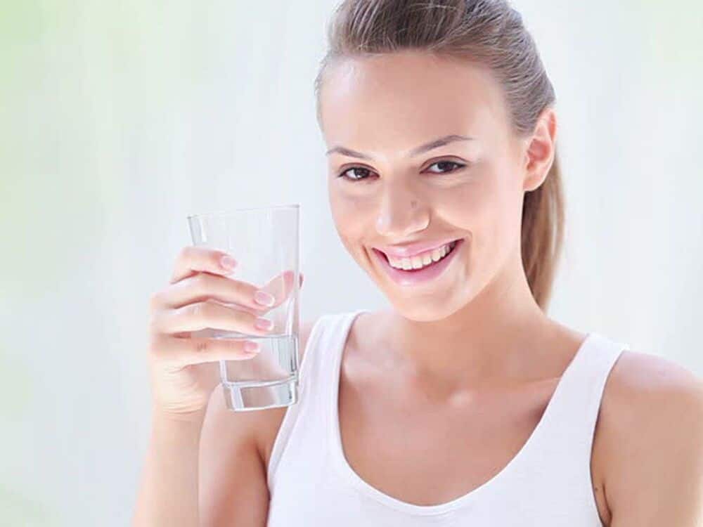 Súc miệng bằng nước muối sinh lý giúp răng chắc khỏe