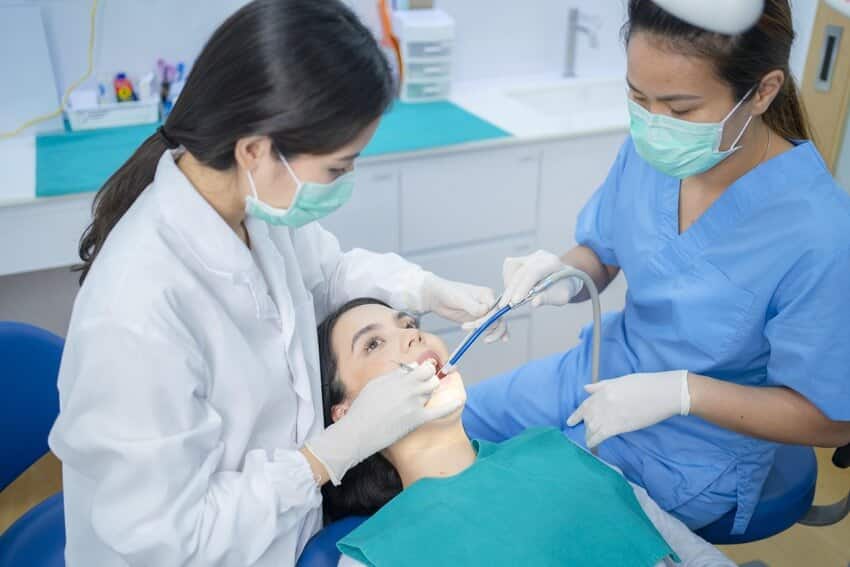 Đi khám nha khoa nếu tình trạng sưng chân răng tiến triển nặng