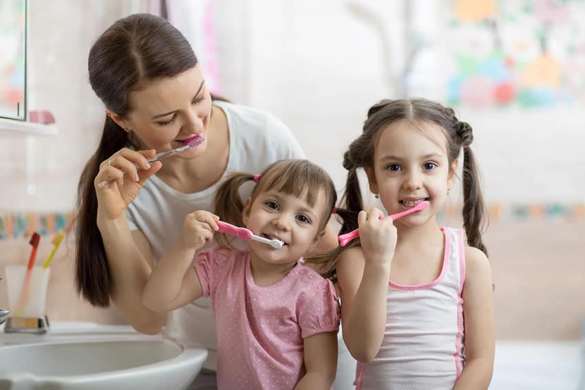 Chăm sóc răng miệng đúng cách để ngăn ngừa sưng đau chân răng