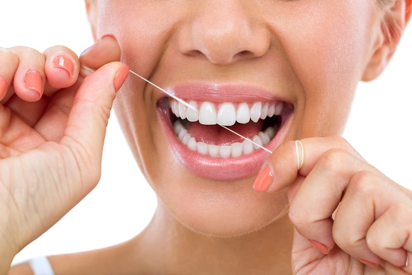 Thao tác sử dụng chỉ nha khoa làm sạch kẽ răng 