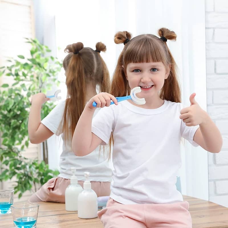 Bàn chải đánh răng chữ U với thiết kế ôm trọn vào hàm răng