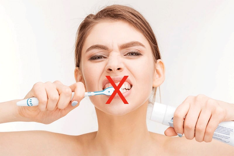 Vệ sinh răng miệng không đúng cách là nguyên nhân gây hôi miệng