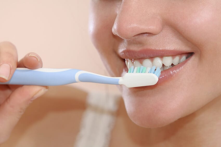 Vệ sinh răng miệng đúng cách giúp giảm ê buốt răng