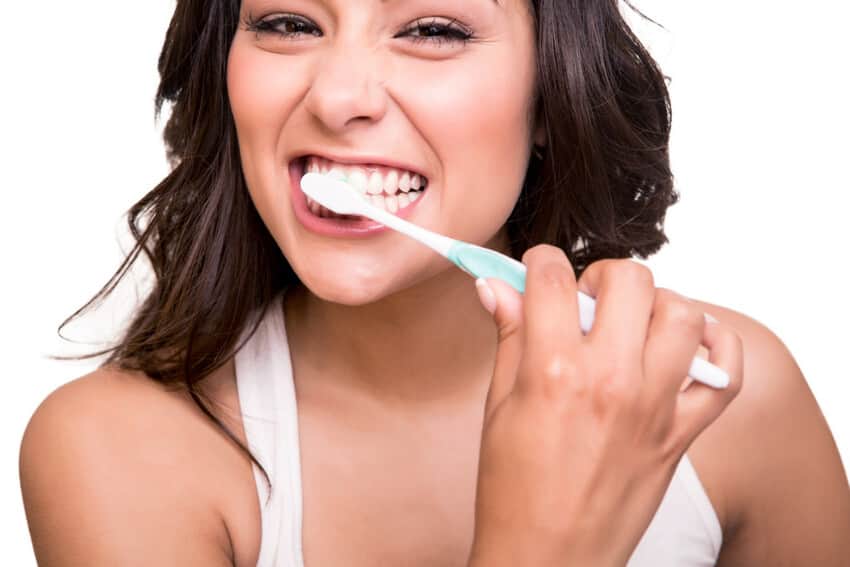 vệ sinh răng sạch sẽ để ngừa tình trạng ê buốt răng