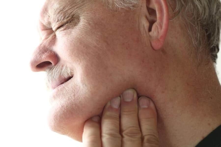 TMJ xảy ra khi khớp thái dương hàm, hoạt động giống như một "bản lề trượt", kết nối hàm trên và hàm dưới của bạn, gặp vấn đề dẫn đến đau nhức và lệch khớp.